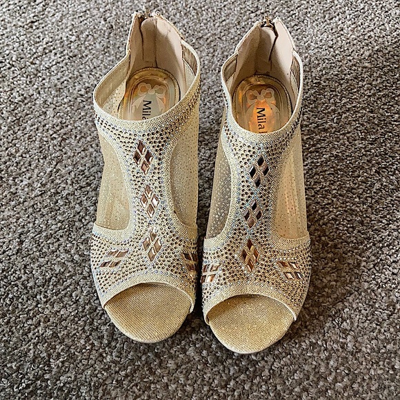 Women’s Gold Heel Shoe - Picture 2 of 12